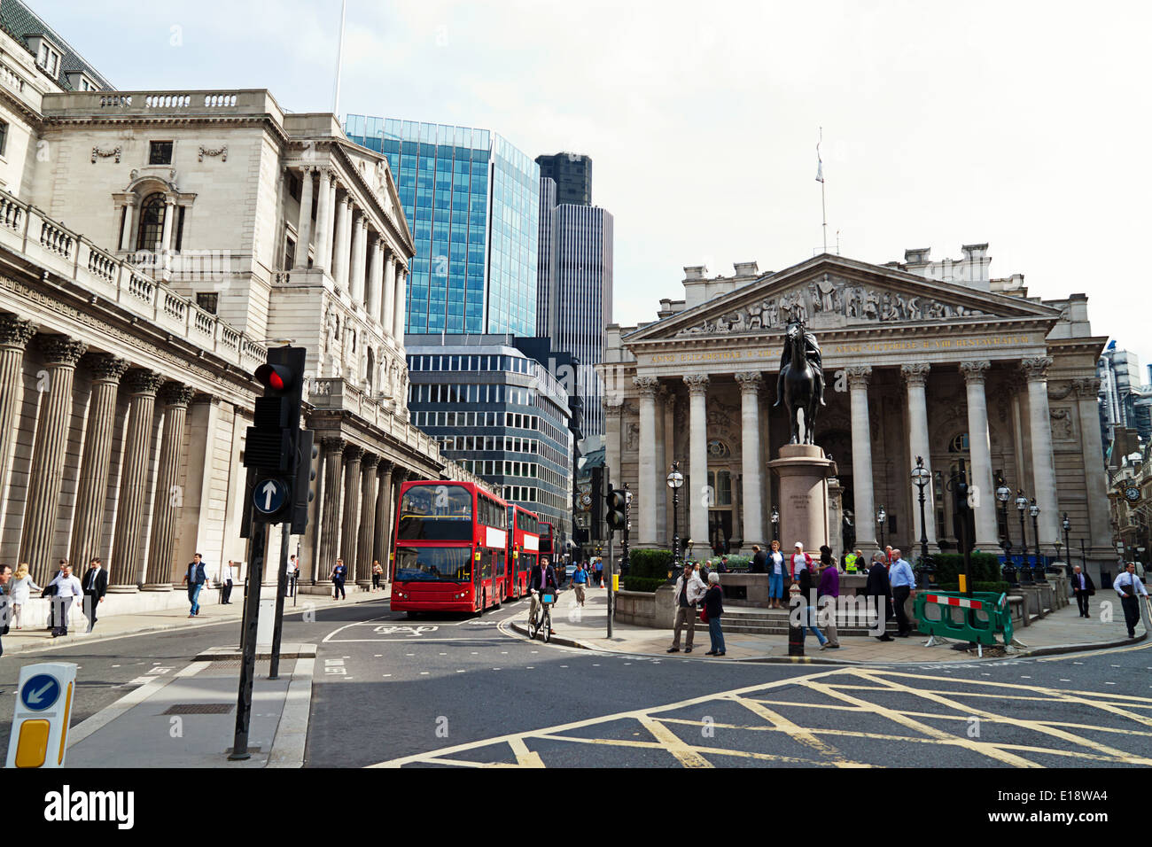 Geb‰ude der Alten Bˆrse in London, England. Links die Bank von England Stock Photo