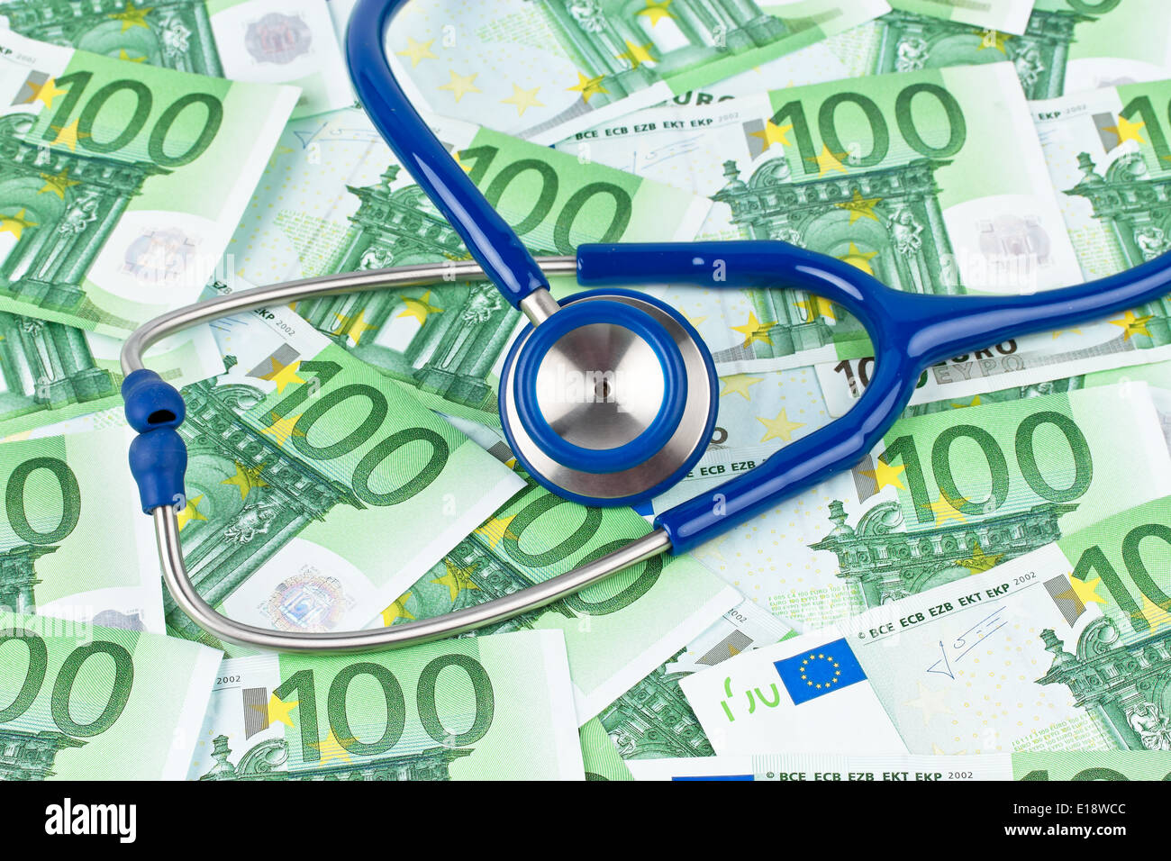Viele Eurogeldscheine mit einem Stethoskop. Kosten Gesundheit. Stock Photo