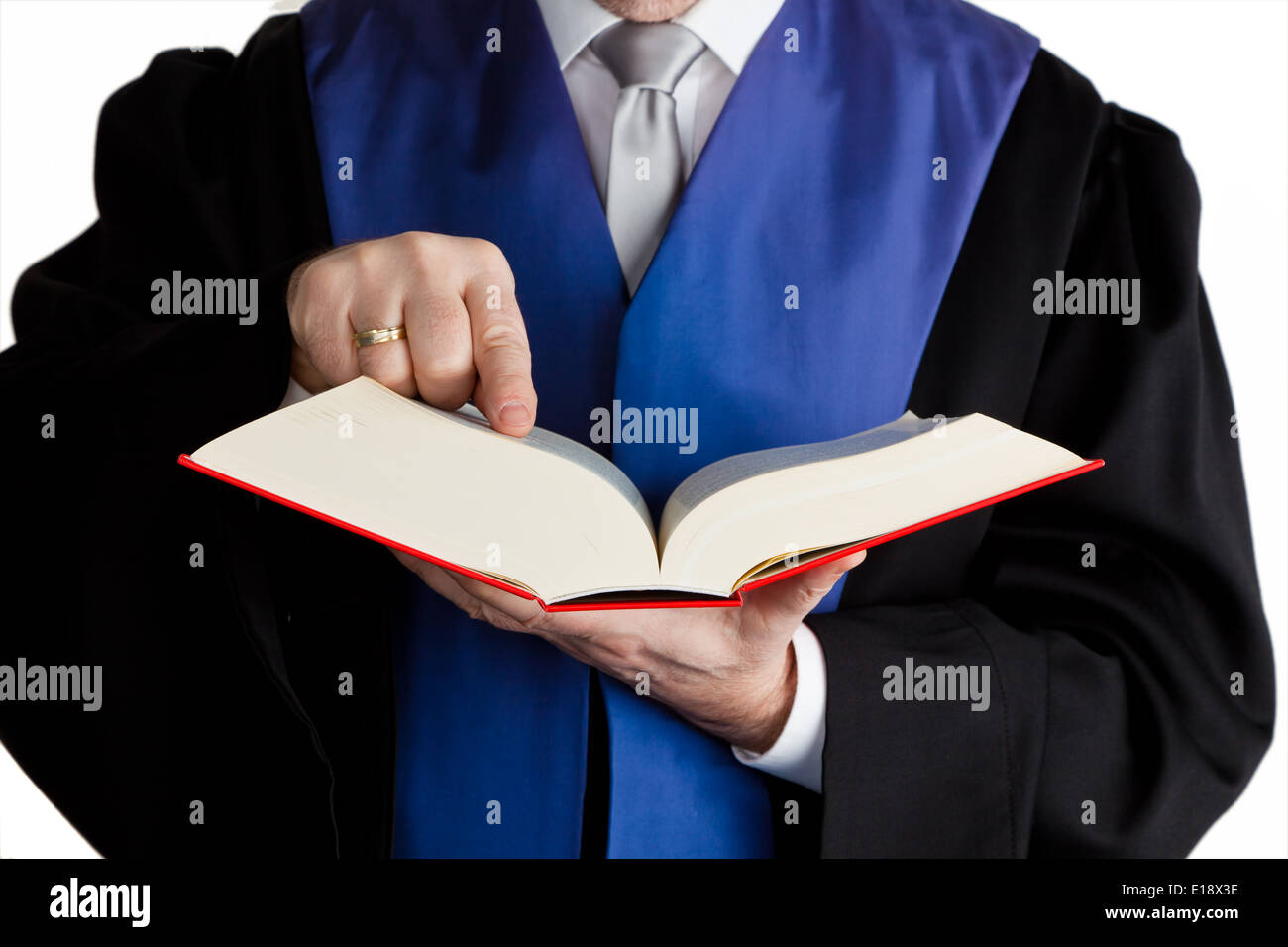 Ein Richter h‰lt ein Gesetzbuch in der Hand. Urteil bei Gerichtsverhandlung Stock Photo