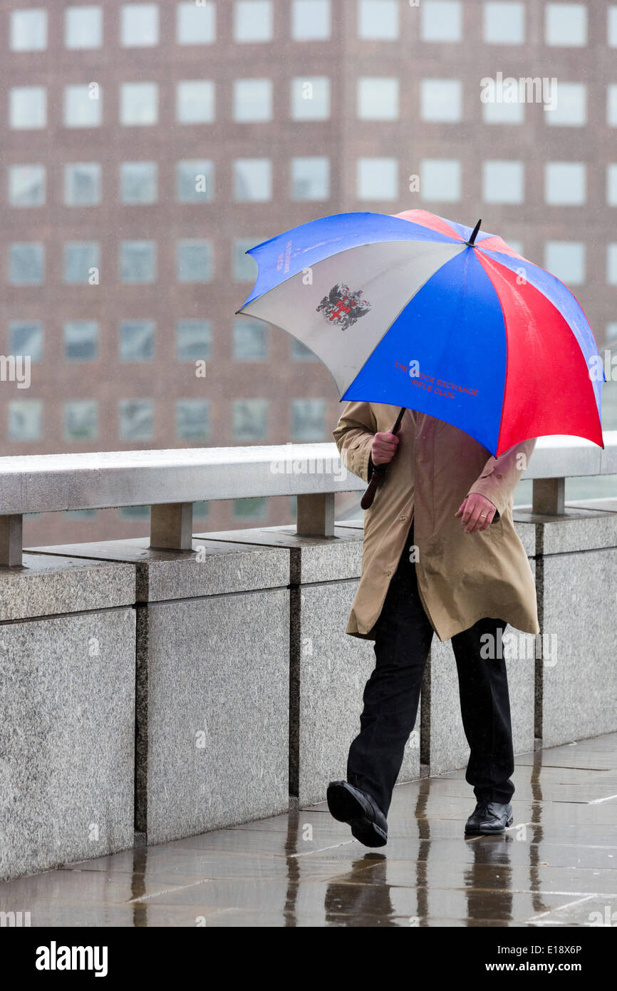 London, UK. 27 May 2014. Dull and rainy weather for Londoners, commuters and tourists on London Bridge, London, United Kingdom. Credit:  Nick Savage/Alamy Live News Stock Photo