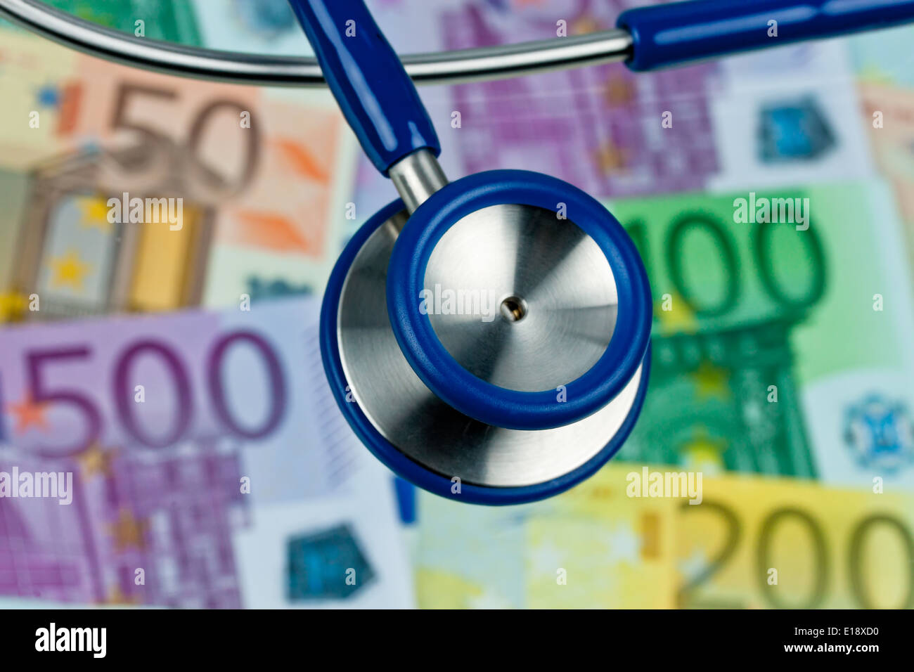 Viele Eurogeldscheine mit einem Stethoskop. Kosten Gesundheit. Stock Photo