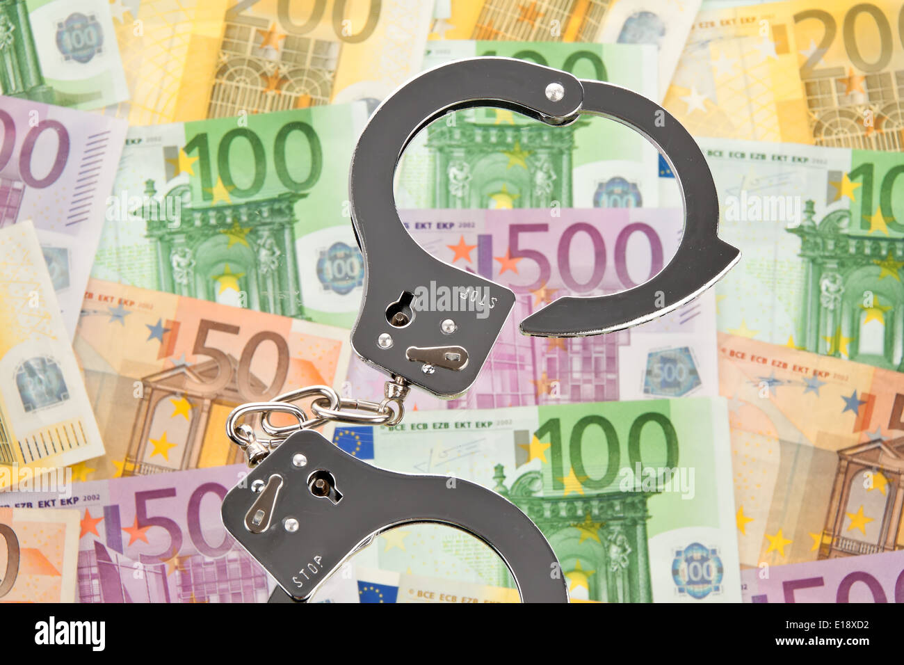 Viele Euro Geldscheine mit Handschellen. Symbolphoto Wirtschaftskriminalitaet Stock Photo