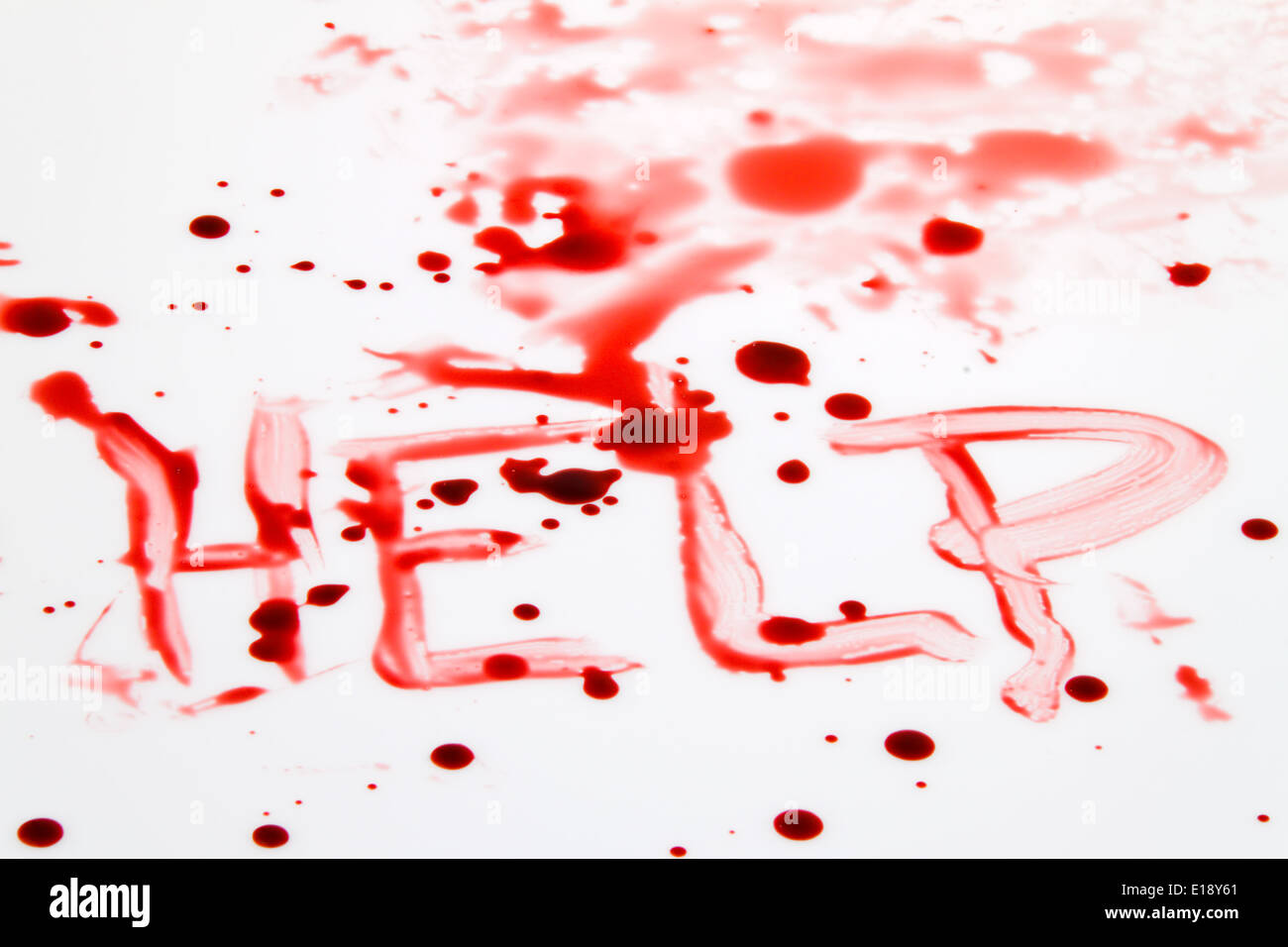 Ein Messer mit Blut verschmiert. Tatwaffe eines Mordes. Symbolfoto Kriminalitaet Stock Photo