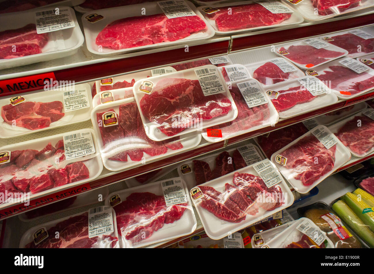 563 fotos de stock e banco de imagens de Meat Shelf Supermarket