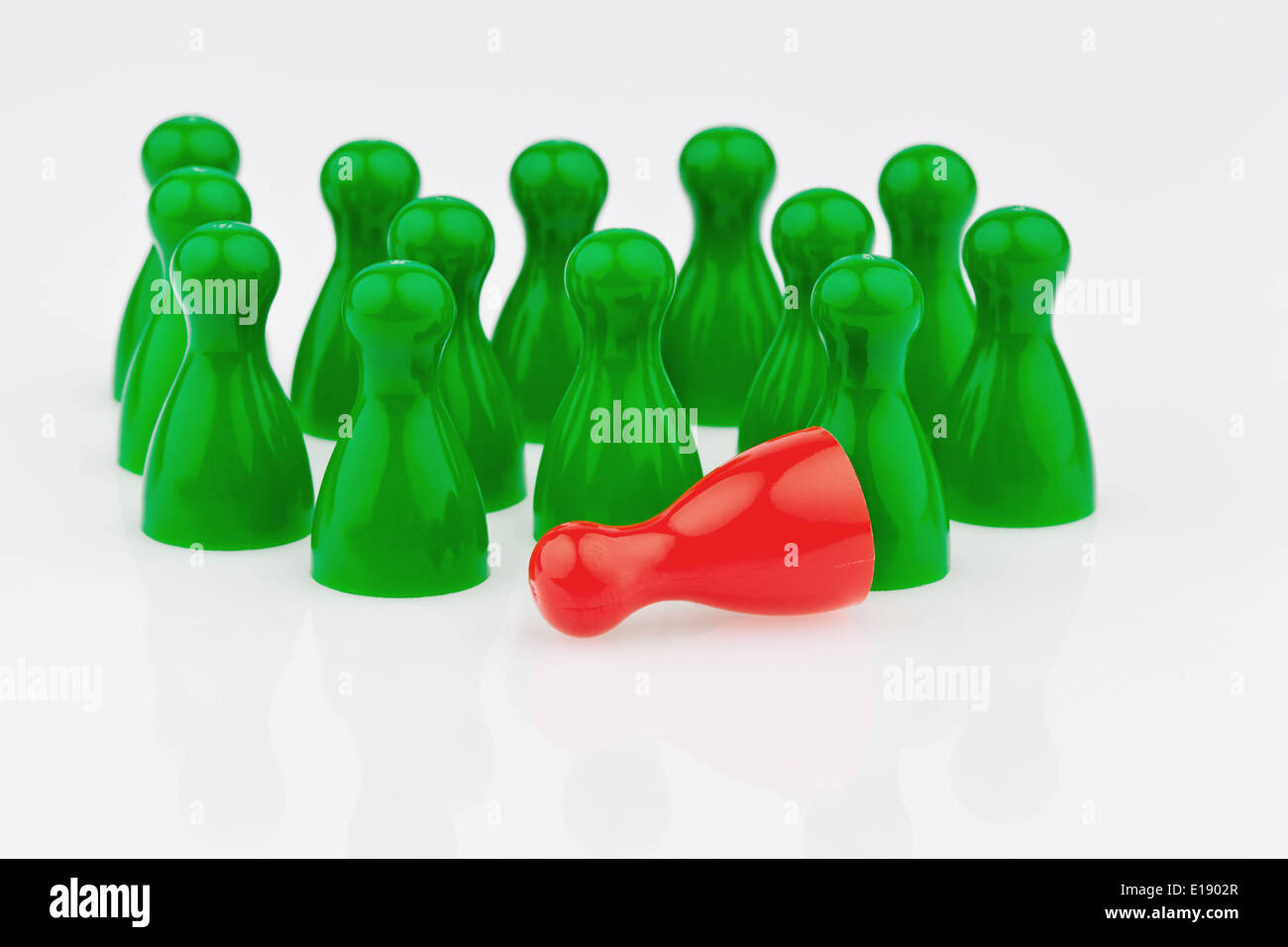 Rote und gr¸ne Spielfiguren. Mobbing, Einsamkeit und Auﬂenseiter im Team. Stock Photo