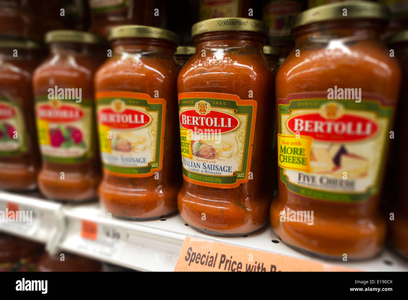 Bertolli pasta sauce hi-res stock photography and images - Alamy