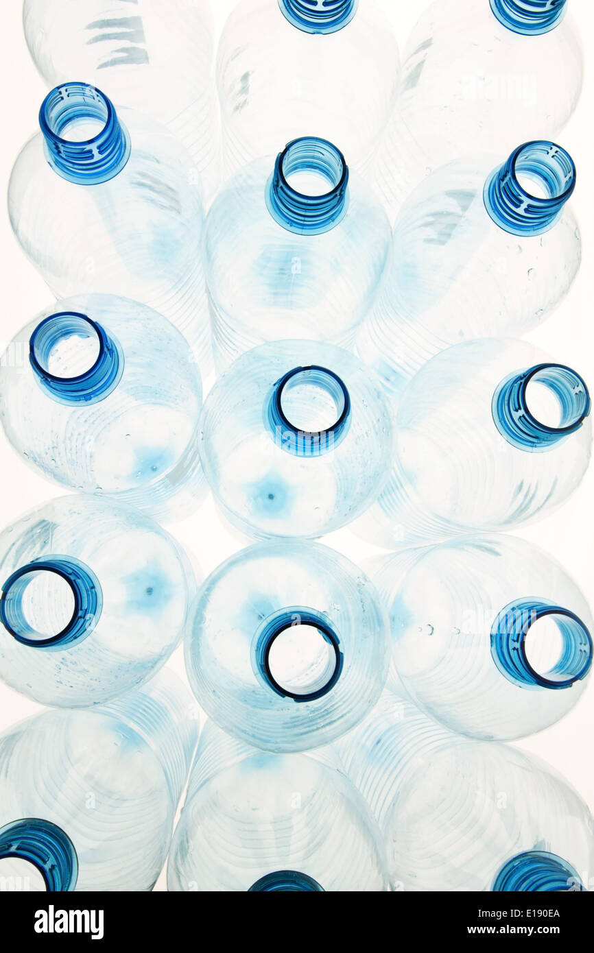 Viele, leere Getr‰nke Flaschen aus Plastik vor weiﬂem Hintergrund Stock Photo
