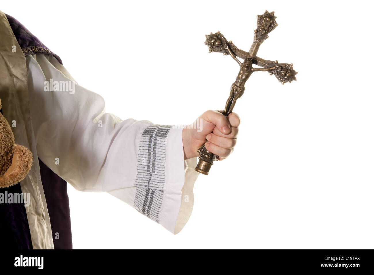 ein katholischer Priester mit Kreuz im Gottesdienst Stock Photo - Alamy