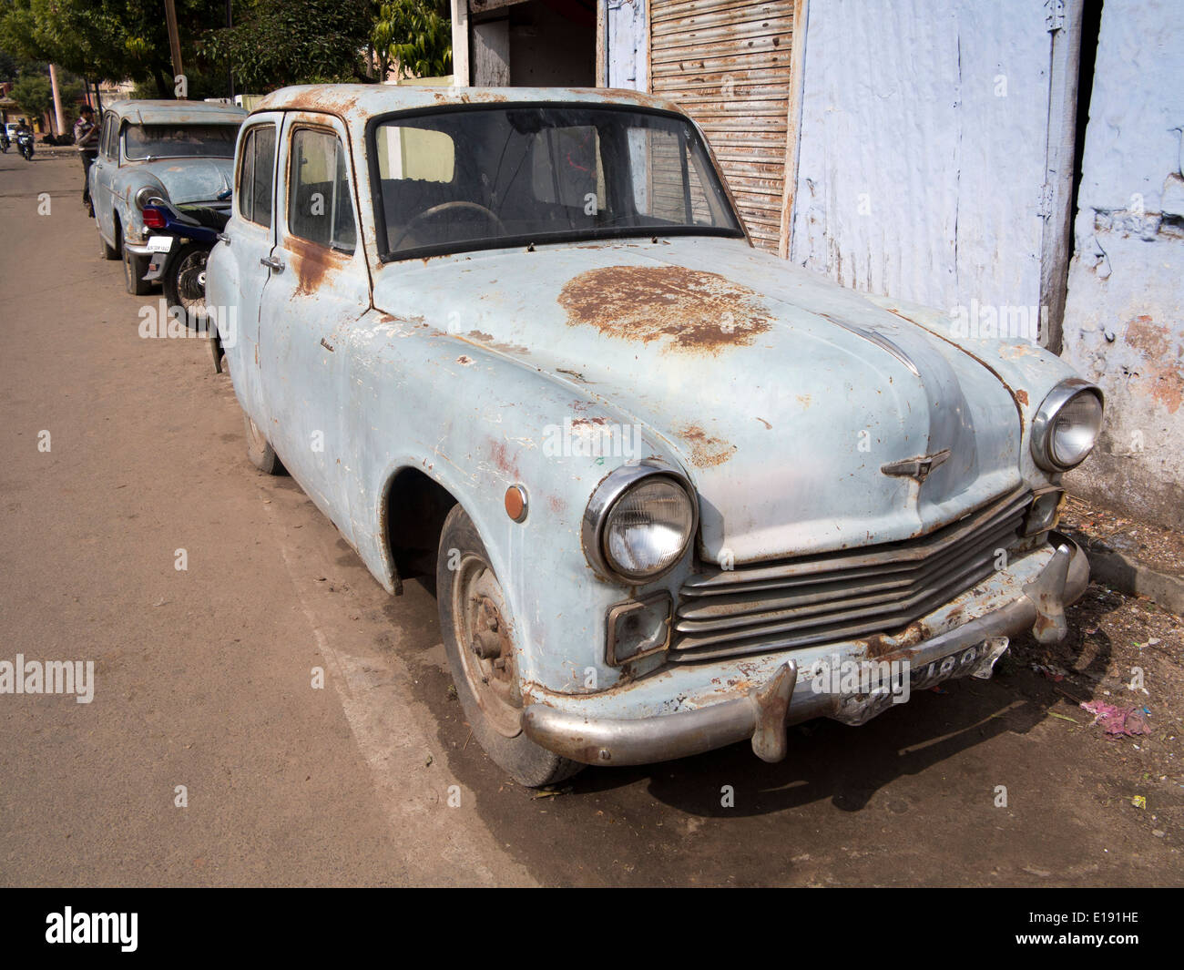 India, Rajasthan, Jaipur, Classic Indian Cars, rusting roadside 1950s Morris Oxford Stock Photo