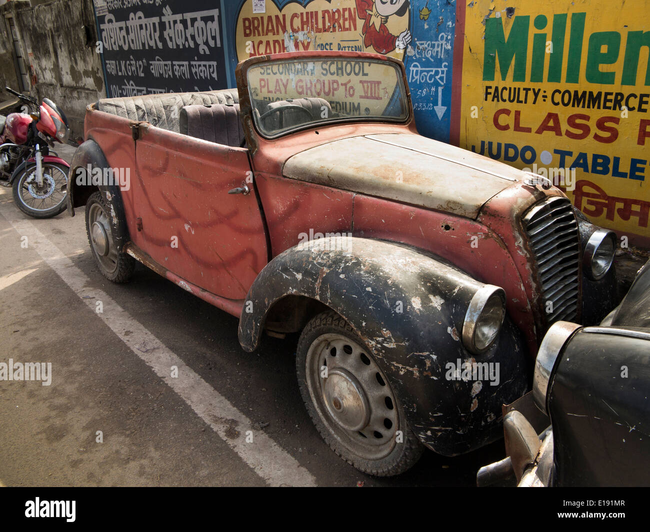 India, Rajasthan, Jaipur, Classic Indian Cars, rusting roadside drophead convertible, car Stock Photo