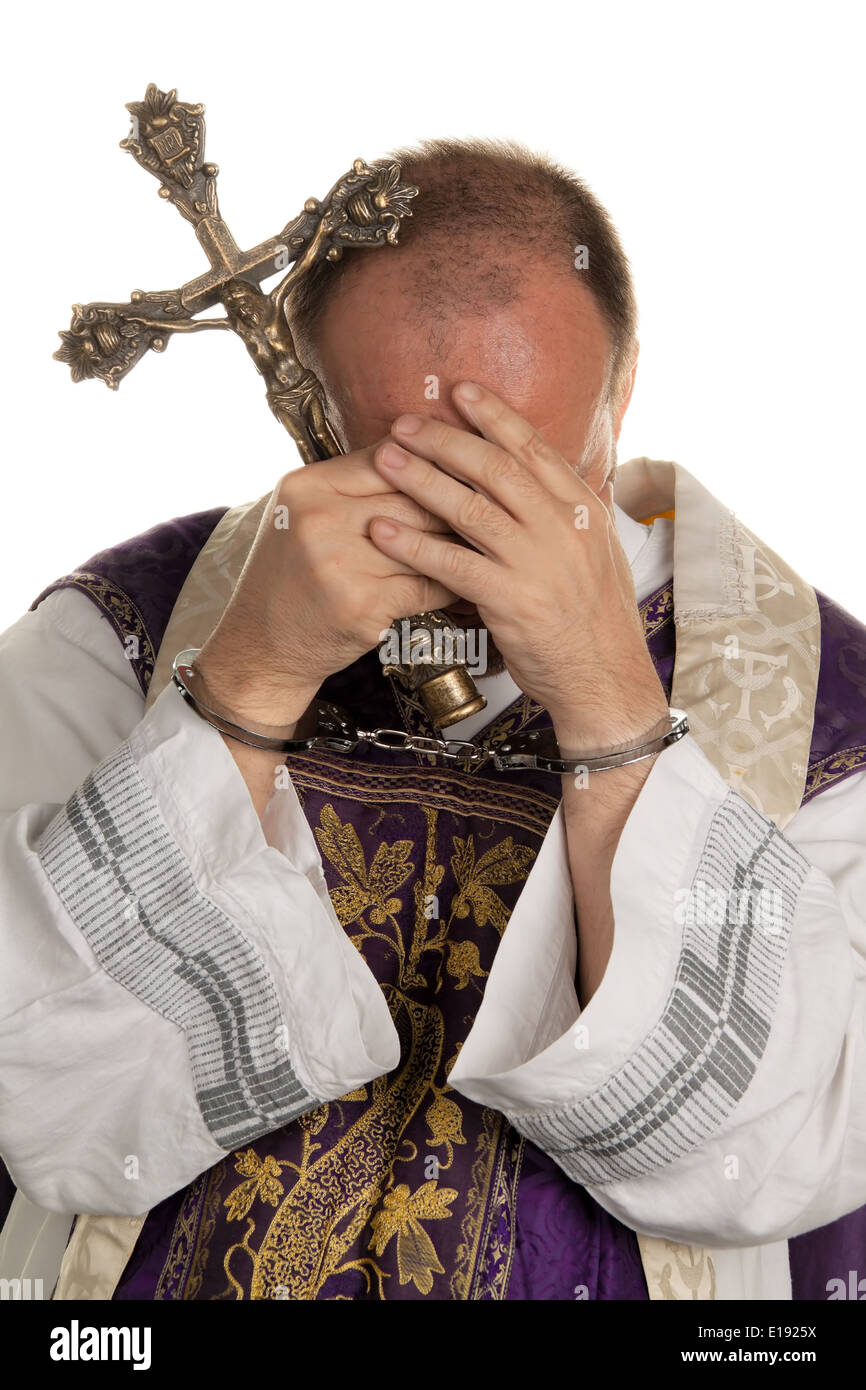 Symbolbild Missbrauch in Kirche. Pfarrer mit Handschellen Stock Photo