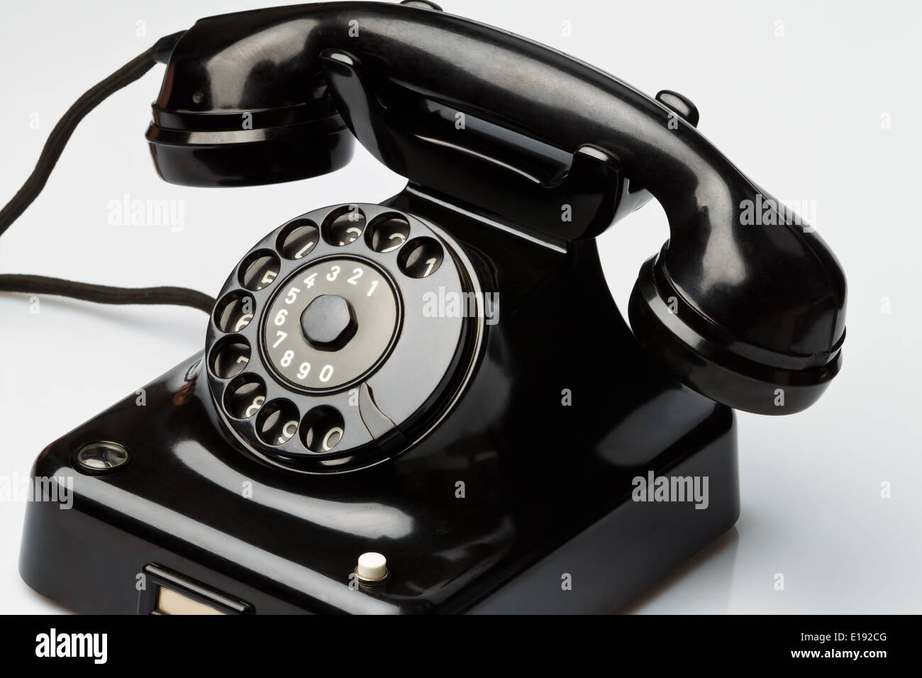 Ein antikes, altes Festnetz Telephon. Telefon auf weiﬂem Hintergrund. Stock Photo