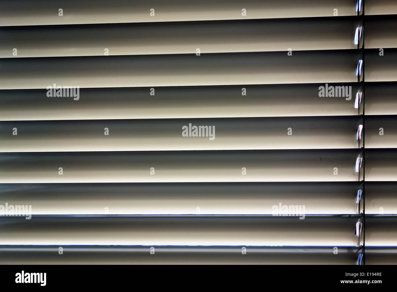 Zum Schutz gegen Hitze und Sonne werden an einem Fenster Jalousien  angebracht Stock Photo - Alamy