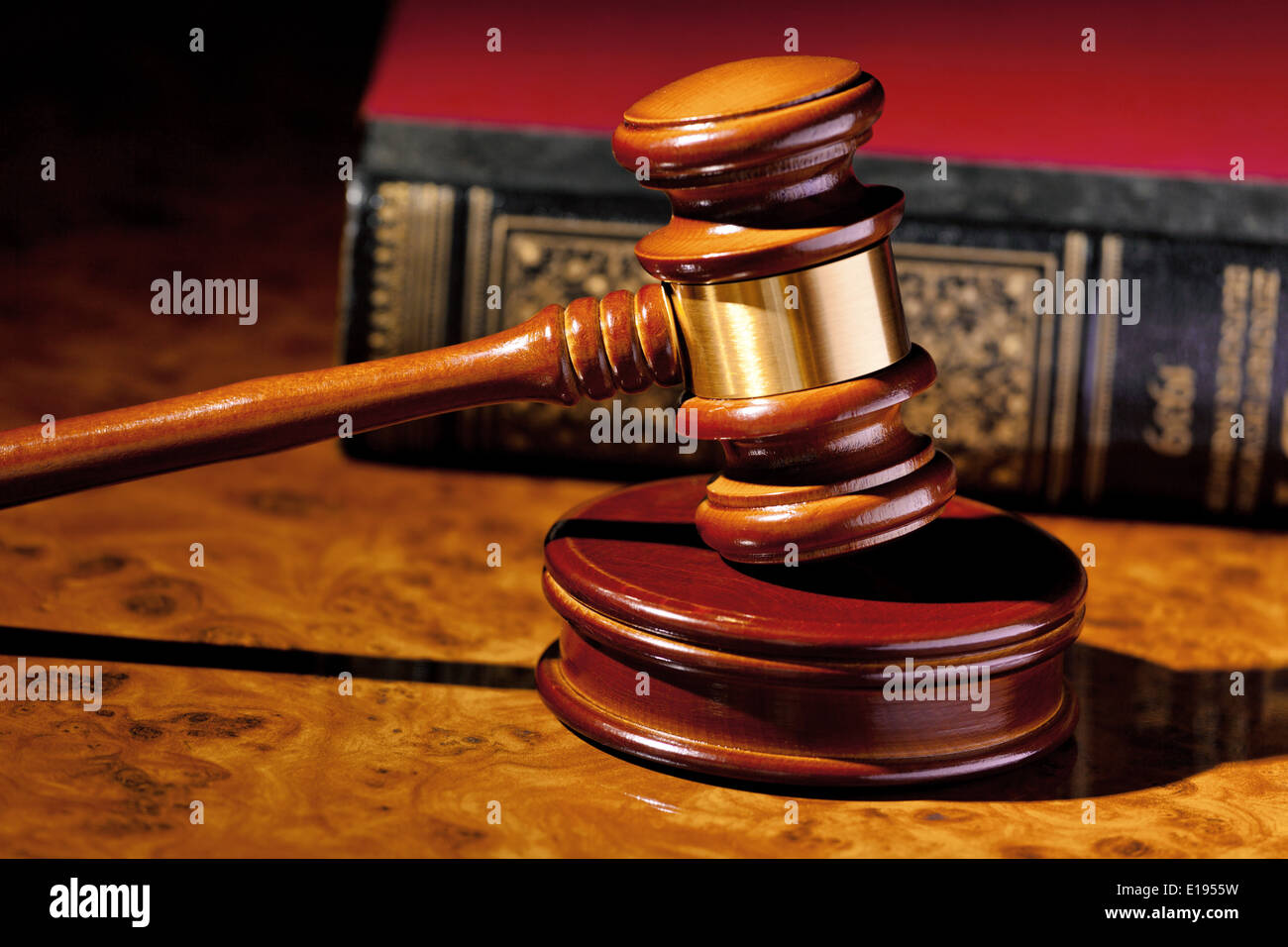 Der Richterhammer eines Richters bei Gericht. Liegt auf einem Schreibtisch. Stock Photo