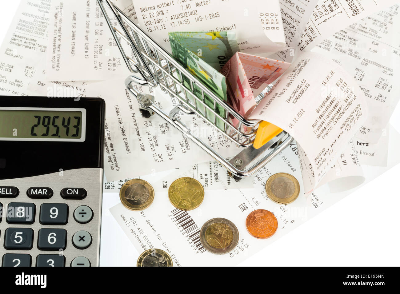Einkaufswagen, Geldscheine und Kassenbons, Symbolfoto f¸r Kaufkraft, Konsum und Inflation Stock Photo