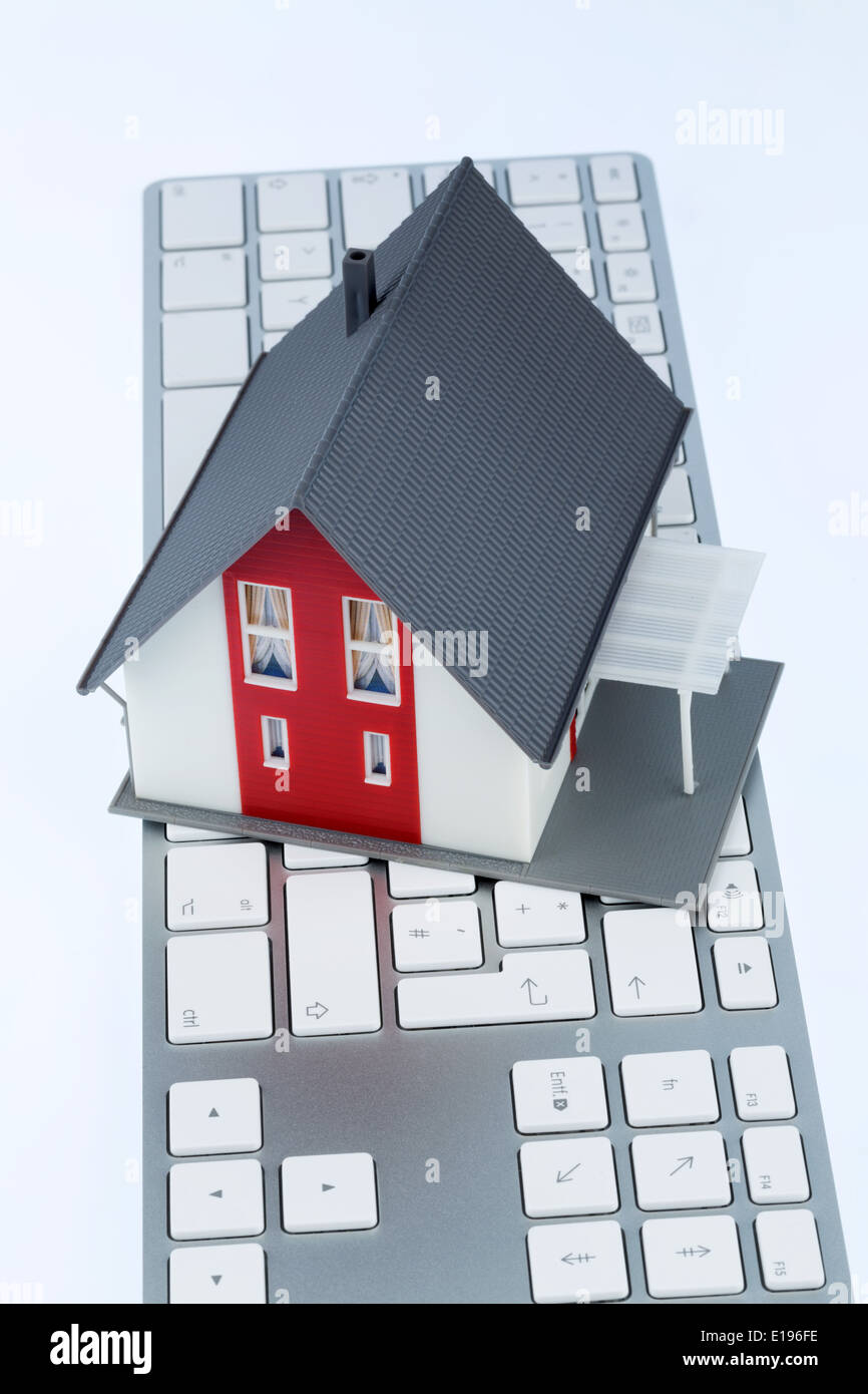 Wohnhaus auf Tastatur, Symbolfoto f¸r Hauskauf und Vermietung ¸ber das Internet Stock Photo