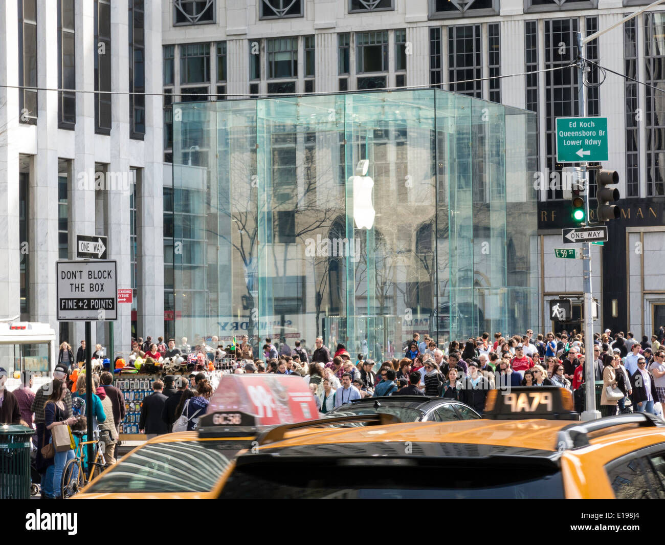 Apple Computer Store, Fifth Avenue, NYC Stock Photo Alamy