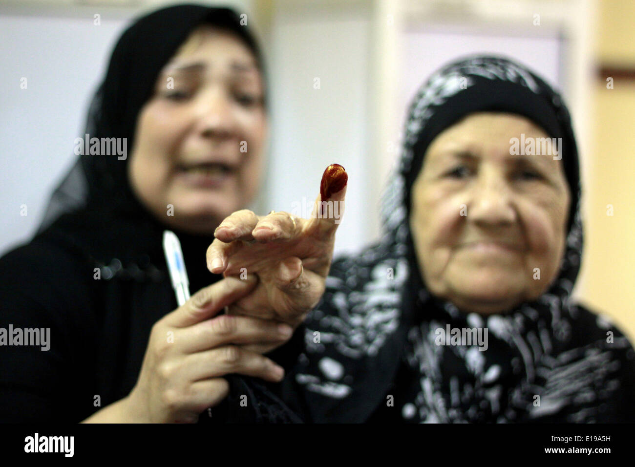 Cairo, Egypt. 28th May, 2014. An Egyptian woman shows her ink-stained ...