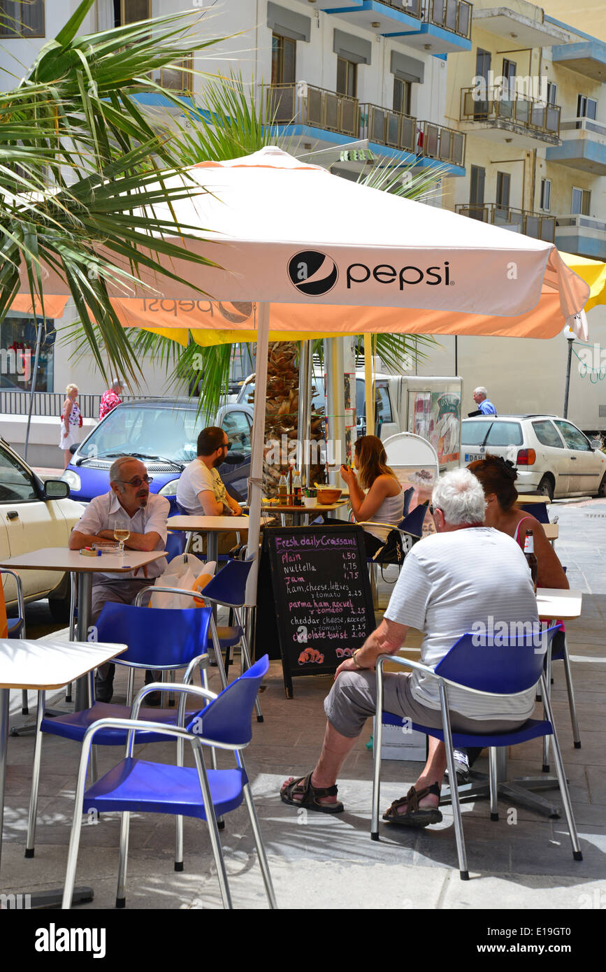 Street cafe, Qawra, Saint Paul's Bay (San Pawl il-Baħar), Northern District, Republic of Malta Stock Photo