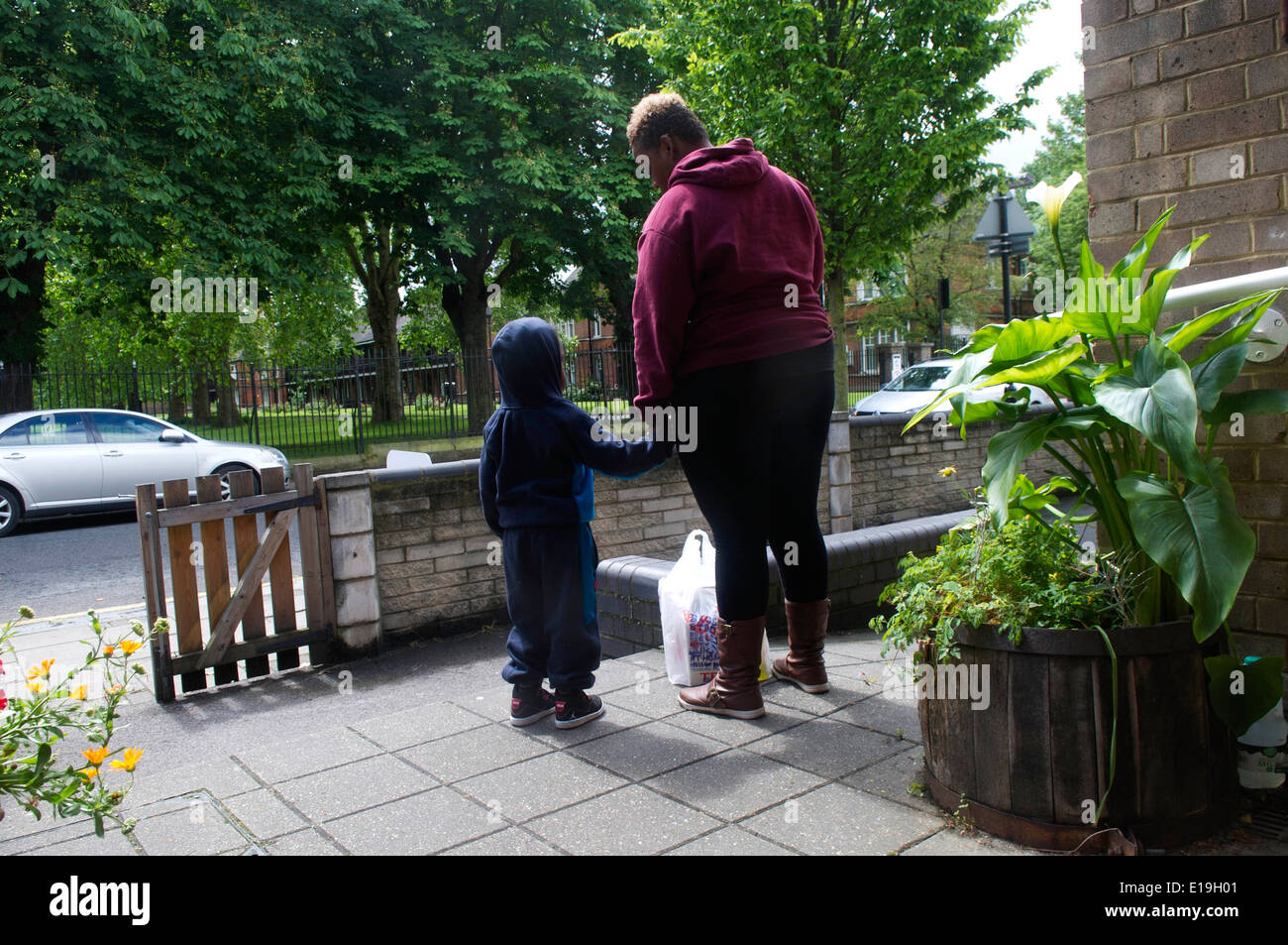African single mother shopping hi-res stock photography and images - Alamy