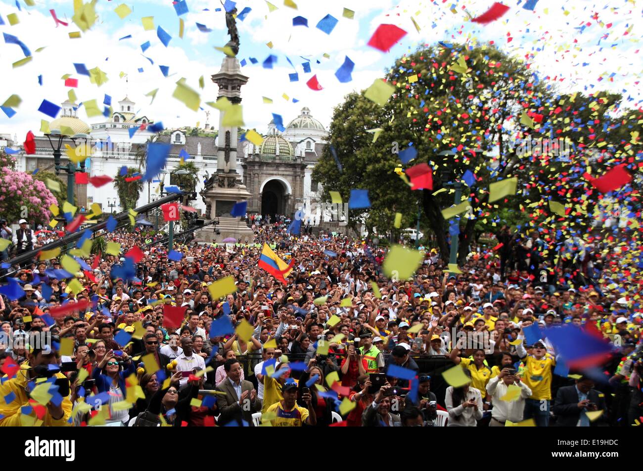 Quito. 26th May, 2014. Image taken on May 26, 2014 shows supporters of Ecuador's national soccer team in the Grande Square, in Quito, capital of Ecuador. Ecuador's national soccer team got farewell by its supporters in an act where President Rafael Correa delivered to the capitan Luis Antonio Valencia the Tricolor Flag as sign of support to the team by the Ecuatorian people, according to local press. © Santiago Armas/Xinhua/Alamy Live News Stock Photo