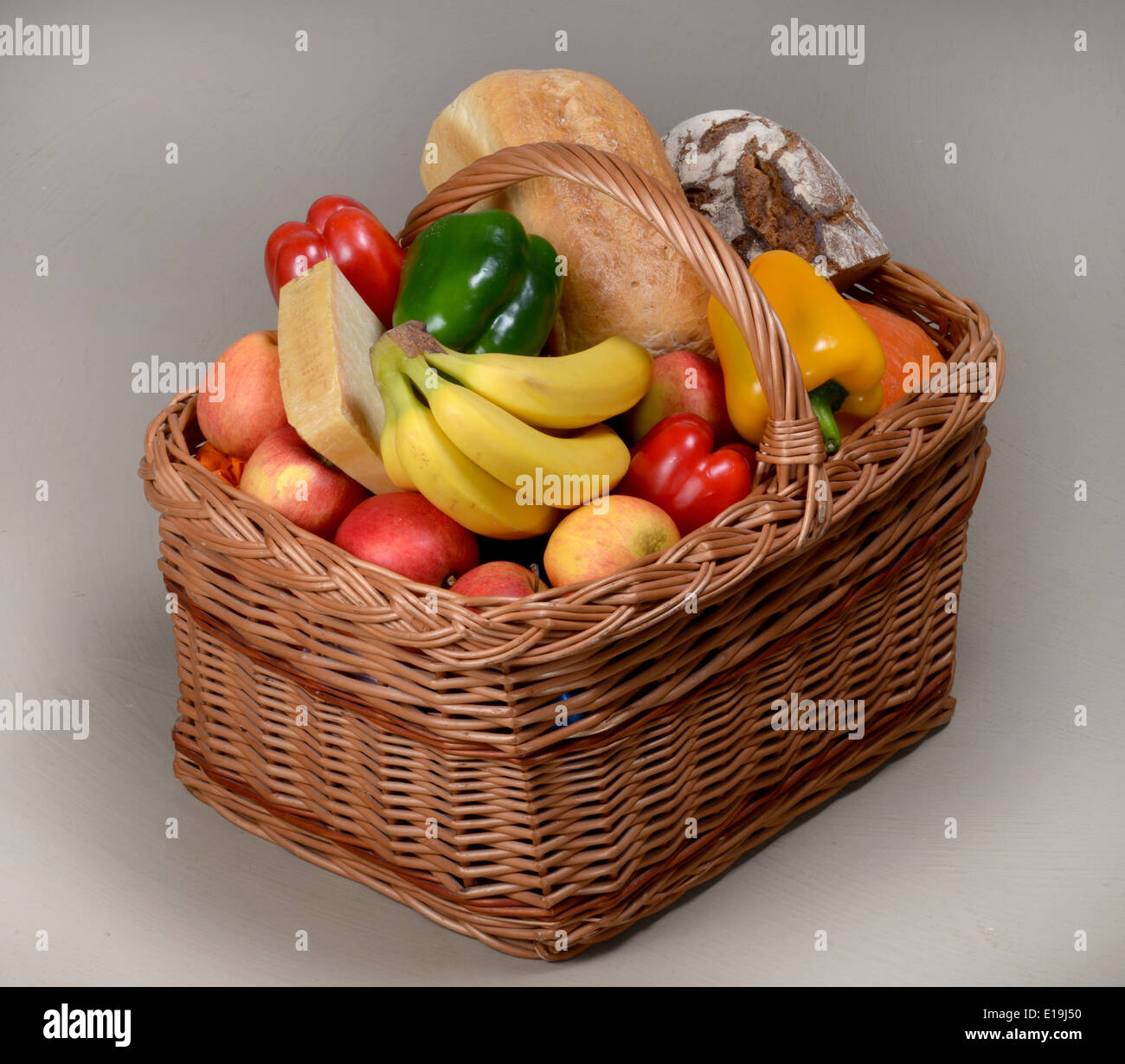 Korb Lebensmittel High Resolution Stock Photography and Images - Alamy