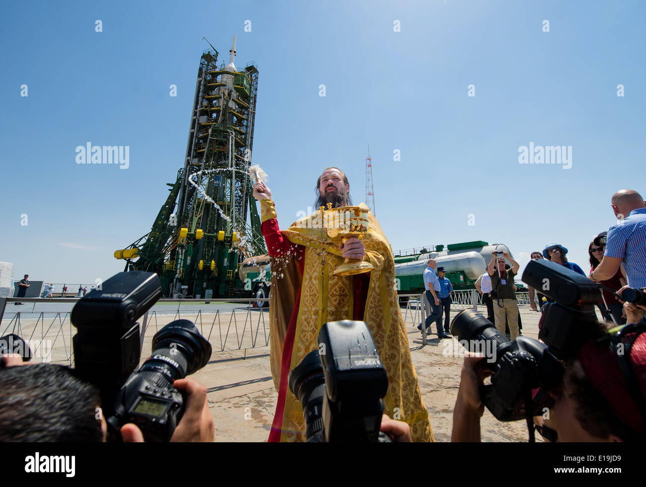 a-russian-orthodox-priest-blesses-the-soyuz-rocket-and-members-of-E19JD9.jpg