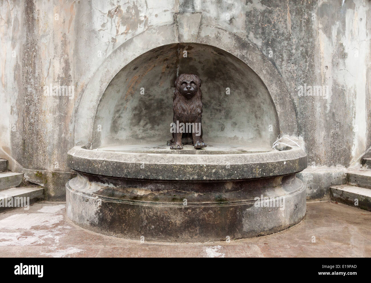 Lion statue against weathered facade Stock Photo