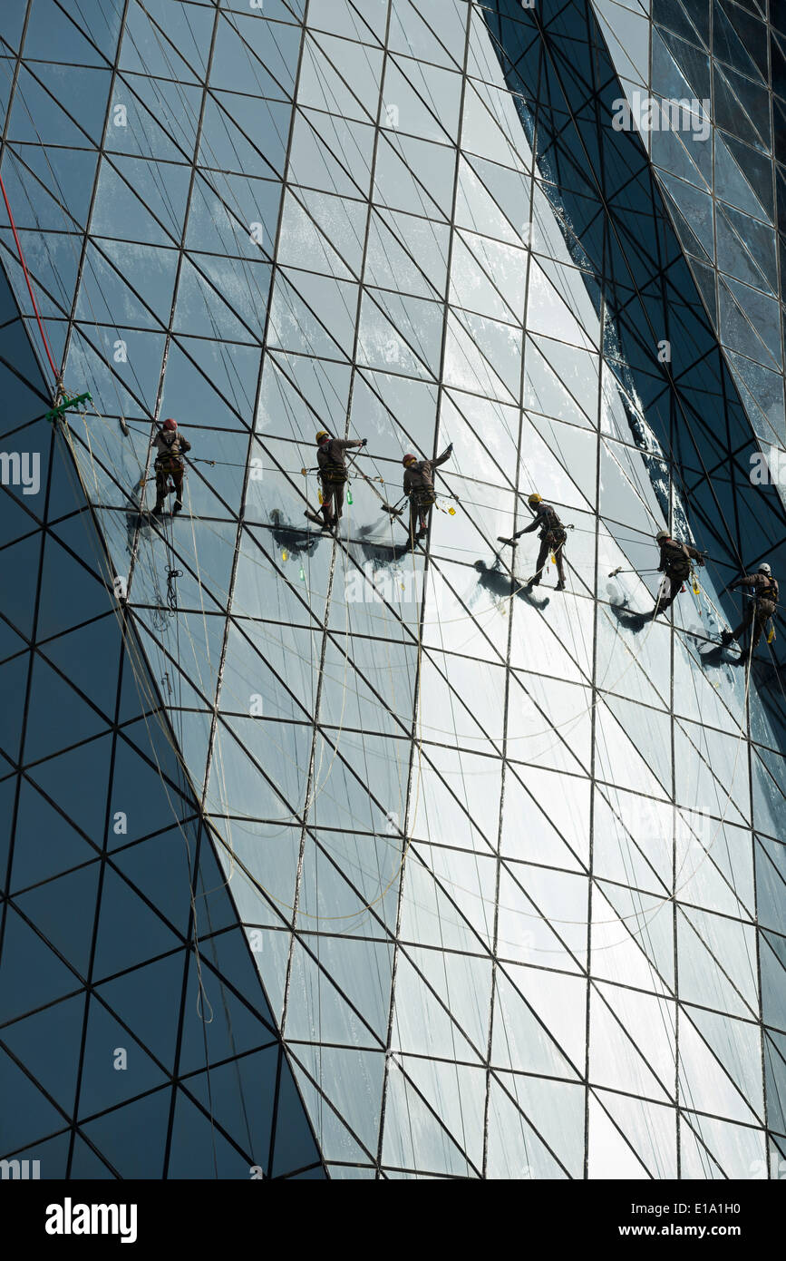 Doha. Qatar. Migrant workers cleaning the windows of the Al Bidda Tower. Stock Photo