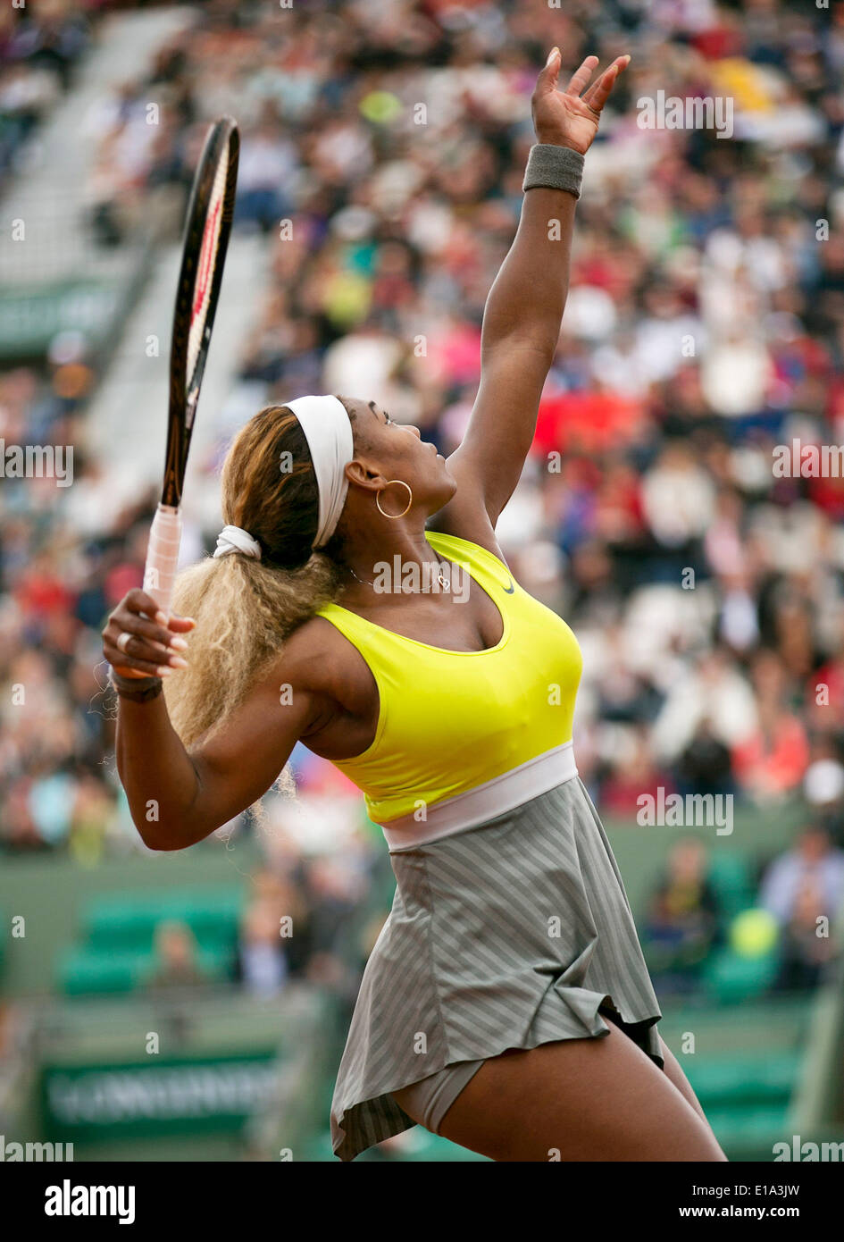 Paris, France. 28th May 2014. Tennis, French Open, Roland Garros, Serina Williams (USA is serving in her match against Garbine Muguruza (ESP) Photo:Tennisimages/Henk Koster/Alamy Live News  Stock Photo