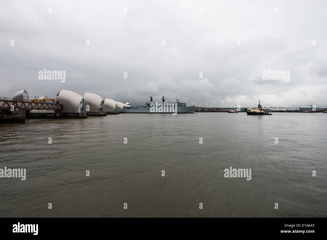 LONDON, UK, 28th May, 2014. HMS Bulwark, an Albion Class assault ship and flagship of the Royal Navy passes the Thames Barrier on its way to spend a few days at Greenwich to help mark the 350th anniversary of the Royal Marines © Steve Bright/Alamy Live News Stock Photo