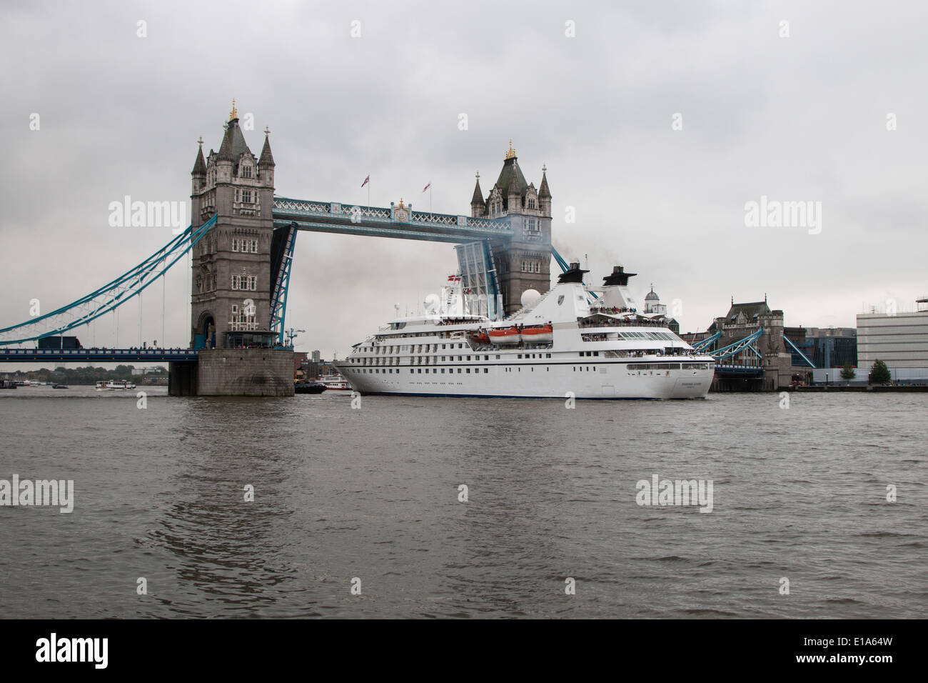 LONDON, UK, 28th May, 2014. The cruise ship Seabourn Legend passes through Tower Bridge on its way to moor alongside HMS Belfast on the Thames © Steve Bright/Alamy Live News Stock Photo