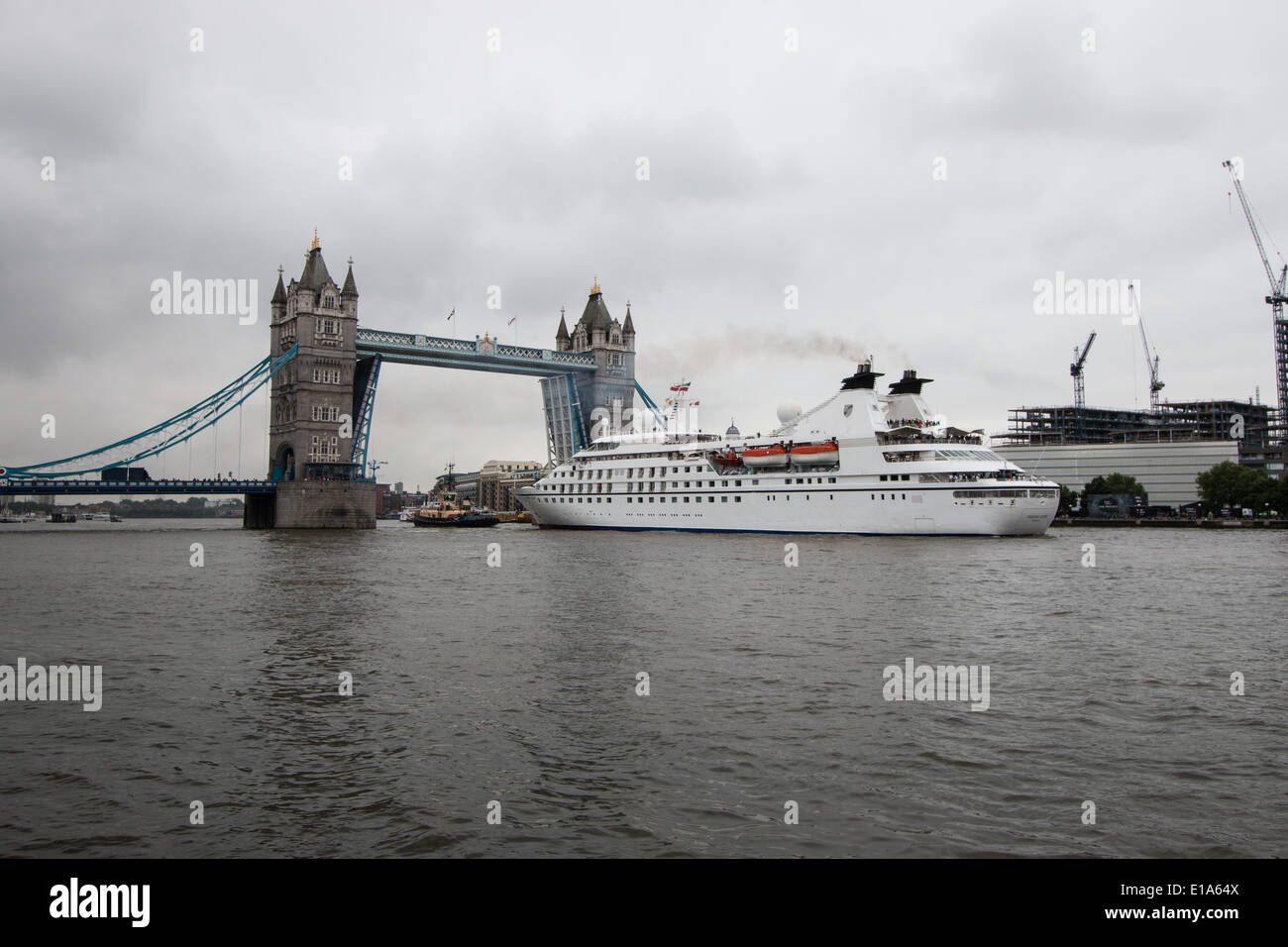 LONDON, UK, 28th May, 2014. The cruise ship Seabourn Legend passes through Tower Bridge on its way to moor alongside HMS Belfast on the Thames © Steve Bright/Alamy Live News Stock Photo