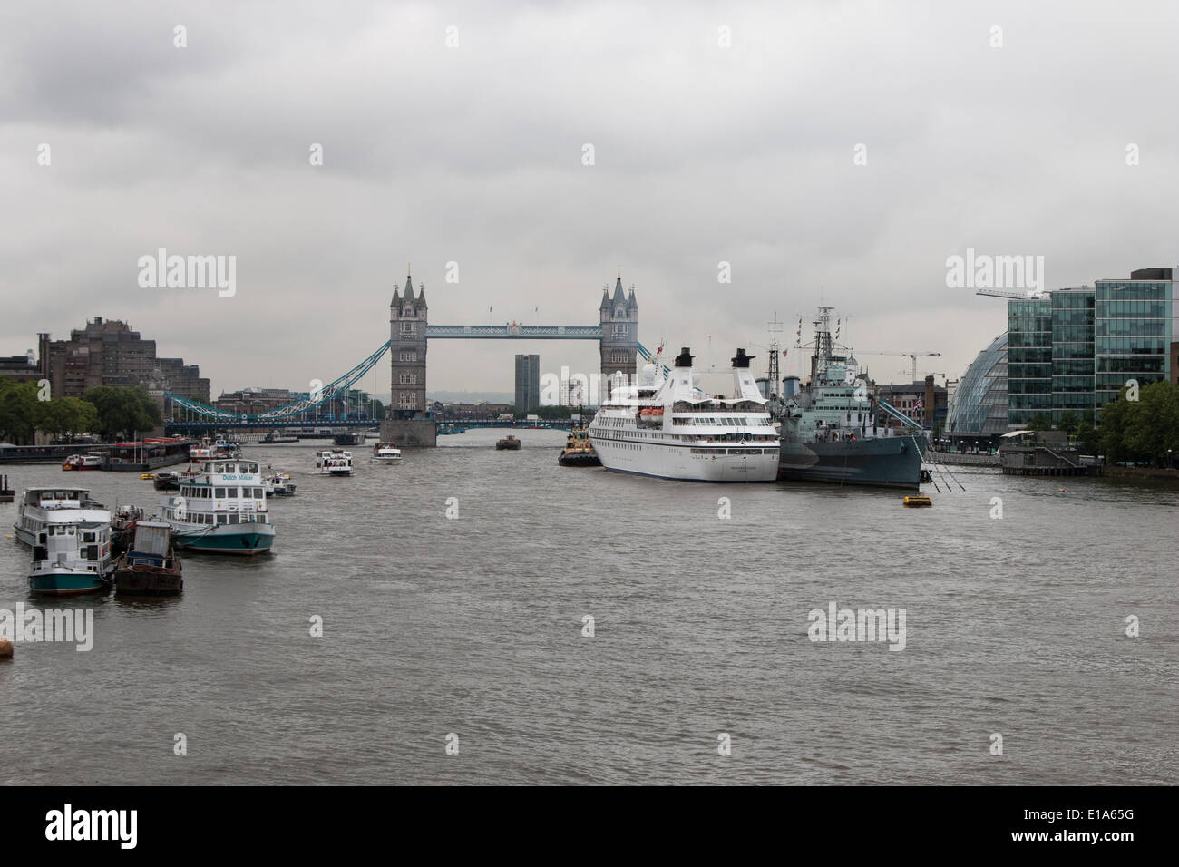 LONDON, UK, 28th May, 2014. The cruise ship Seabourn Legend moors alongside HMS Belfast on the Thames © Steve Bright/Alamy Live News Stock Photo