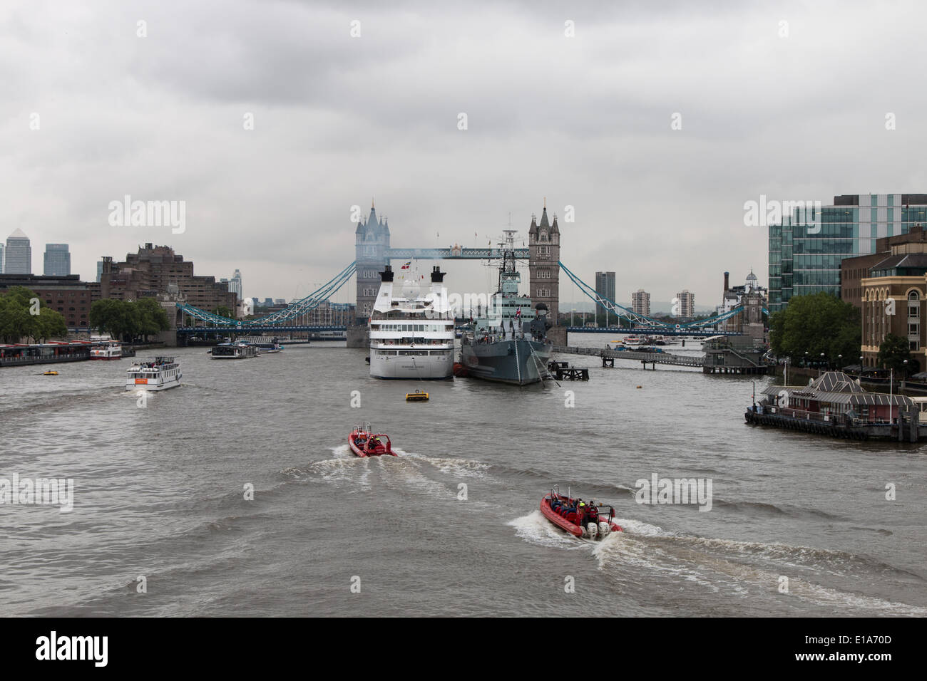 London, UK. 28th May 2014. The cruise ship Seabourn Legend moors alongside HMS Belfast on the Thames Credit:  Steve Bright/Alamy Live News Stock Photo