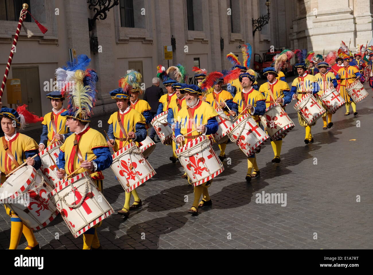 Vatican City. 28th May 2014. Members of Calcio Storico fiorentino (also  known as calcio storico "historic football") meet Pope Francis during the  General Audience of 28 May 2014 Credit: Realy Easy Star/Alamy