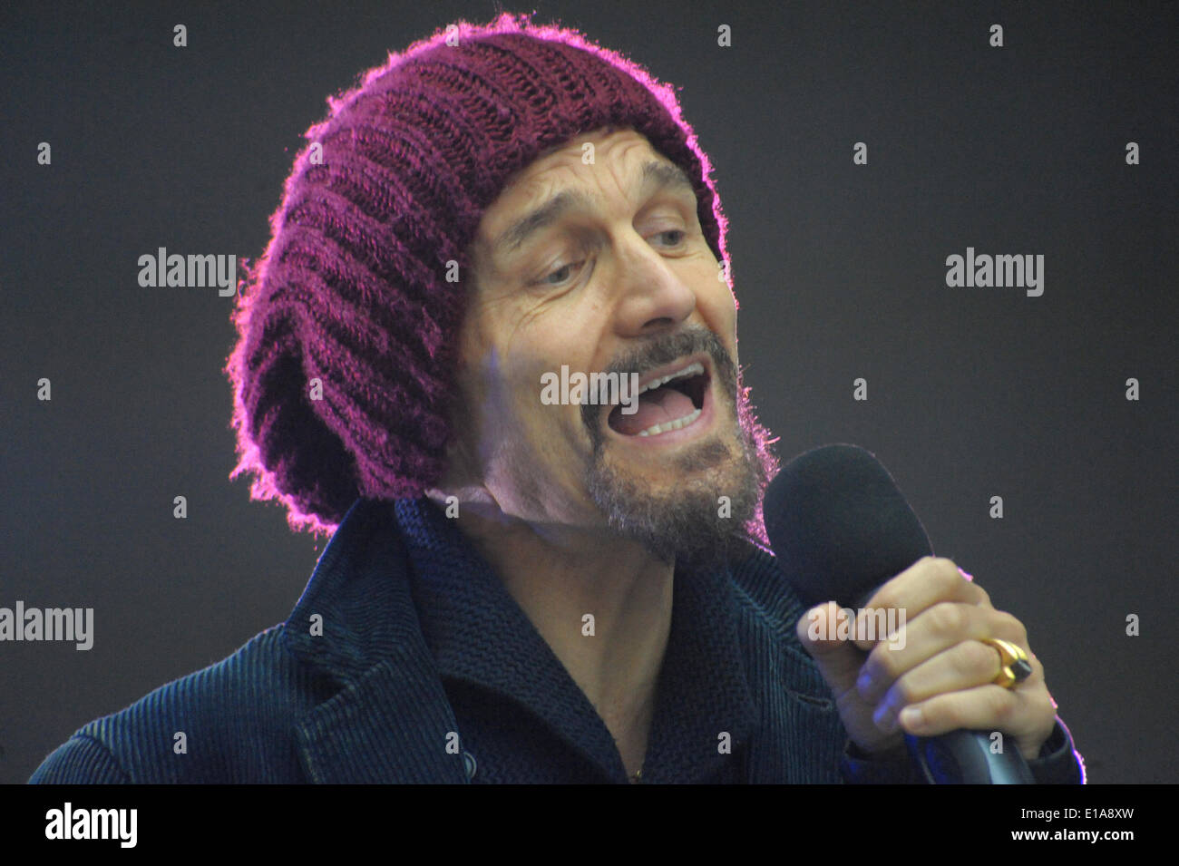 London, UK, 15 May 2014, Tim Booth of the band James performs their hit song Sit Down outside the BBC Radio 1 studios for The One Show Credit:  JOHNNY ARMSTEAD/Alamy Live News Stock Photo
