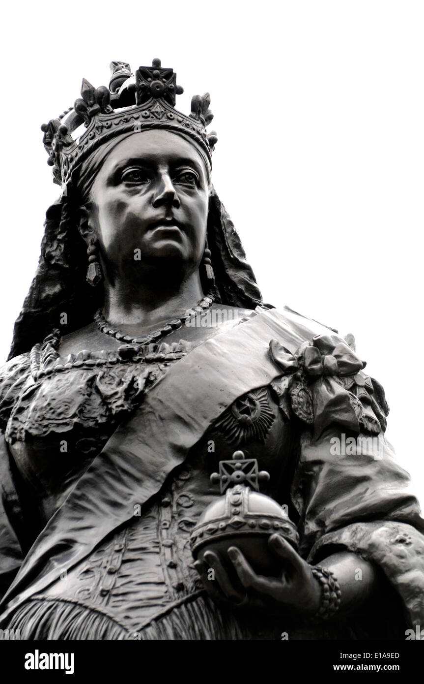 London, England, UK. Statue on Blackfriars Bridge of Queen Victoria (1819-1901) by Charles Bell Birch (1896). [See description] Stock Photo