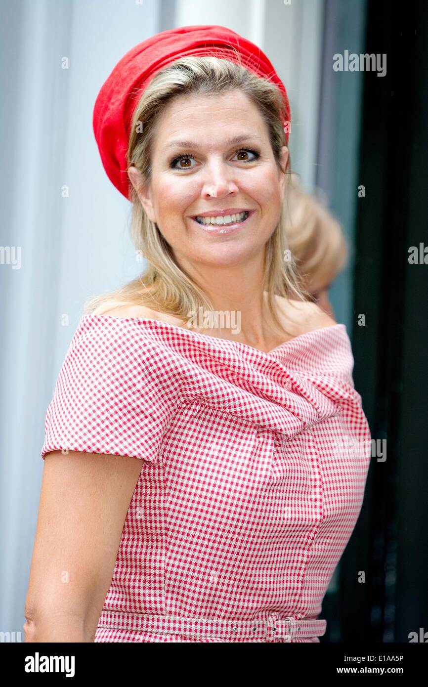Voorschoten, The Netherlands. 28th May, 2014. Queen Maxima visits foundation MS Research at World MS Day in Voorschoten, The Netherlands, 28 May 2014. The Queen received the first Dutch version of the International MS (multiple sclerosis) Atlas. Photo: Patrick van Katwijk/NO WIRE SERVICE/dpa/Alamy Live News Stock Photo