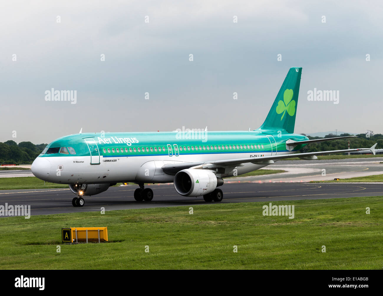 Aer Lingus Airbus A320-214 Airliner EI-DVJ Taxiing on Landing at Manchester International Airport England United Kingdom UK Stock Photo