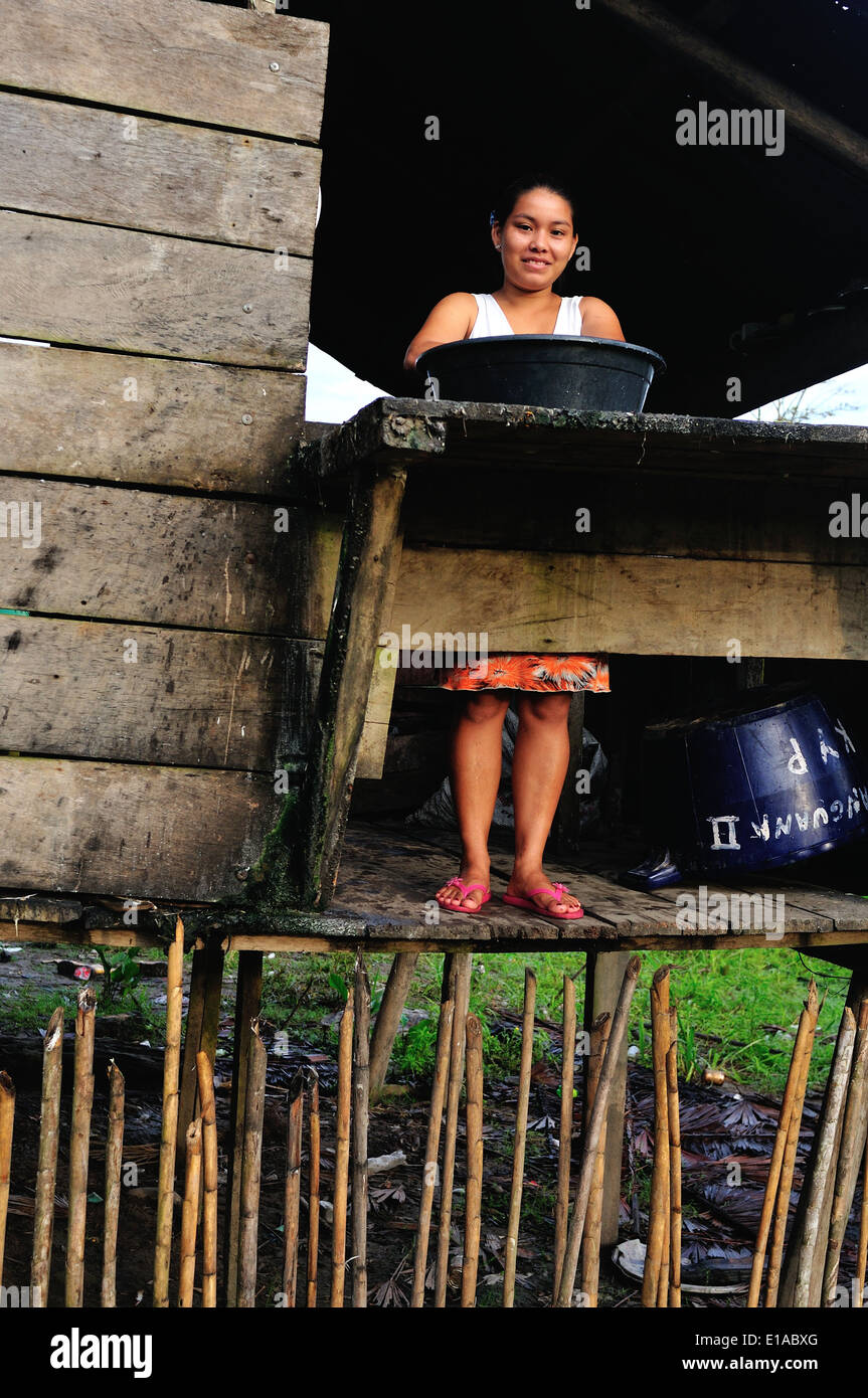 Washing dishes - Traditional kitchen in Industria - PANGUANA . Department of Loreto .PERU Stock Photo
