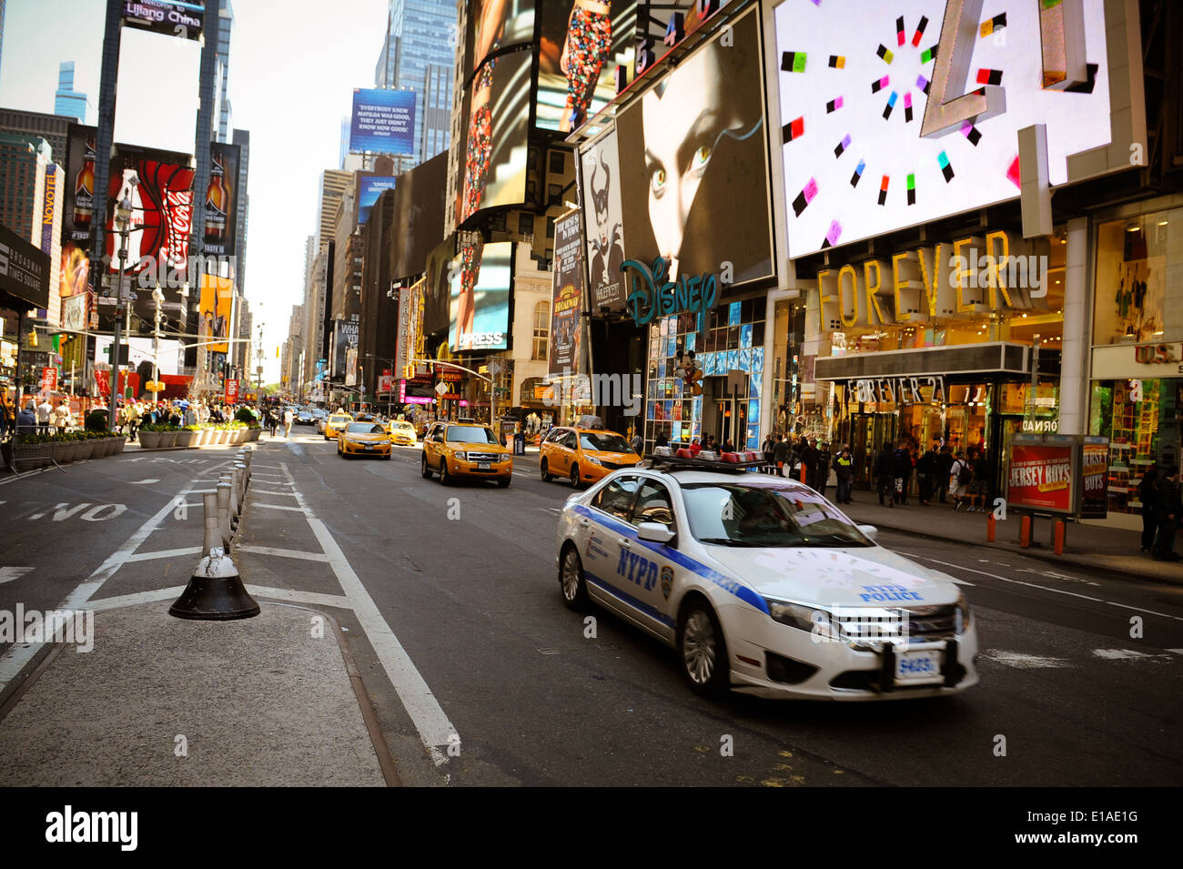 New york police car yellow taxi cab hi-res stock photography and images ...