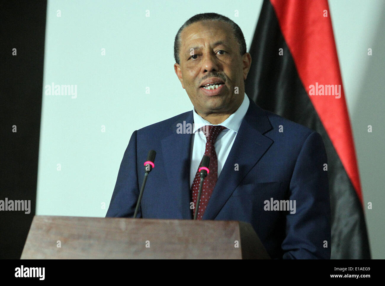 Tripoli, Libya. 28th May, 2014. Outgoing Libyan Prime Minister Abdullah Thinni addresses a press conference in Tripoli, Libya, on May 28, 2014. Abdullah Thinni on Wednesday asked for court ruling on a previous controversial parliamentary vote which deprived him of power. © Hamza Turkia/Xinhua/Alamy Live News Stock Photo
