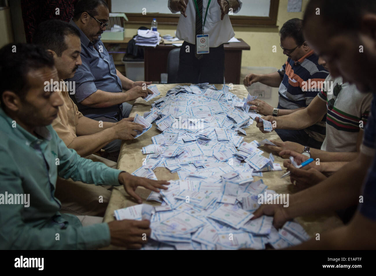 Cairo, Egypt. 28th May, 2014. Egyptian electoral workers arrange and count ballots at a polling station after the closing time of voting in Cairo, Egypt, May 28, 2014. Egypt's three-day presidential election came to an end on Wednesday. Credit:  Pan Chaoyue/Xinhua/Alamy Live News Stock Photo