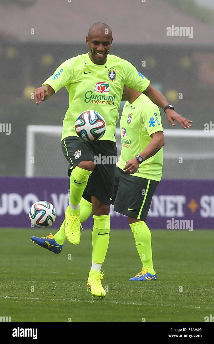 Telesopolis. 28th May, 2014. Maicon (front) of the Brazil's national football team takes part in an open trainning session for the 2014 World Cup in Telesopolis of Rio de Janeiro State in Brazil, May 28, 2014. © Xu Zijian/Xinhua/Alamy Live News Stock Photo