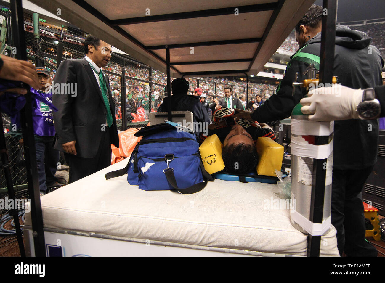 Mexico City, Mexico. 28th May, 2014. Jesus Corona (C) from Mexico receives medical attention during a friendly match against Israel at the Azteca Stadium, in Mexico City, capital of Mexico, on May 28, 2014. Credit:  Str/Xinhua/Alamy Live News Stock Photo