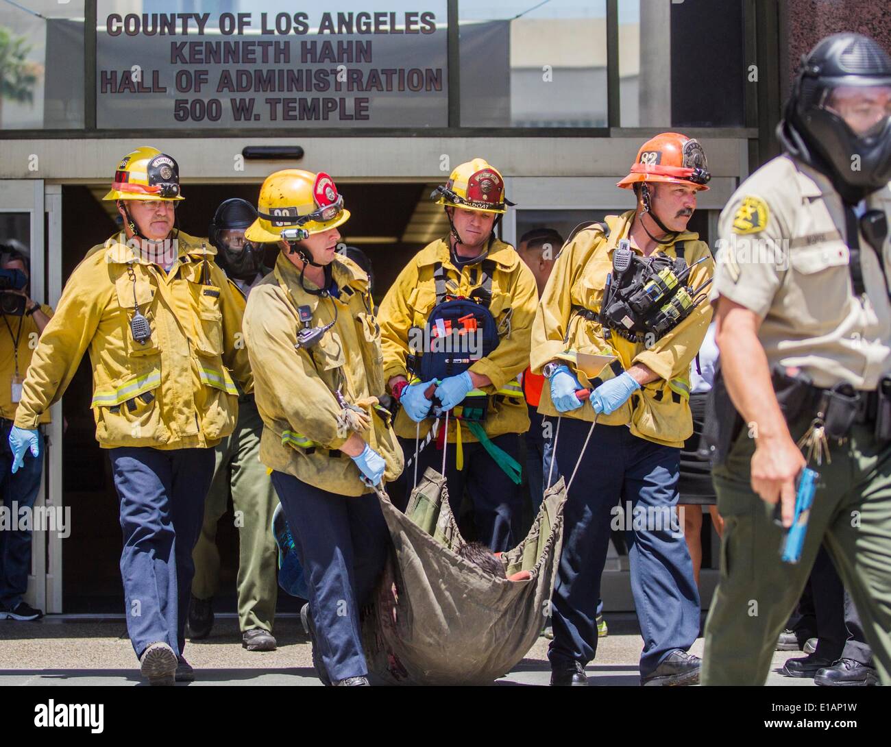 Los Angeles, USA. 28th May, 2014. Rescuers transfer a simulated victim out of Los Angeles County Hall of Administration during a training exercise involving a simulated shooting in downtown Los Angeles, the United States, on May 28, 2014. The Los Angeles County Sheriff's Department held a large-scale training exercise involving a simulated shooting taking place at a Board of Supervisors meeting here Wednesday. Credit:  Zhao Hanrong/Xinhua/Alamy Live News Stock Photo