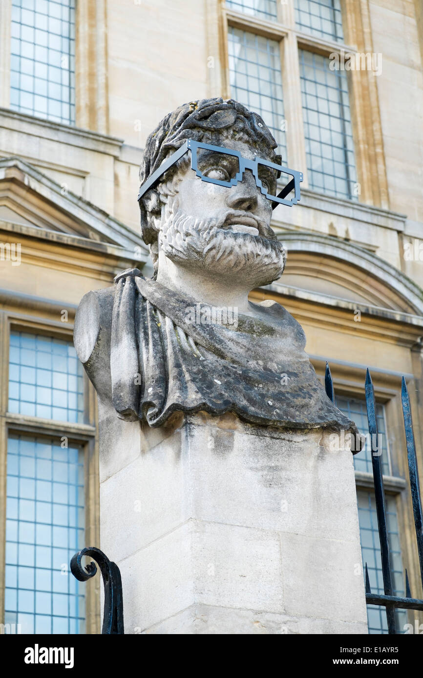 England, Oxford, Broad Street. Bespectacled head-and-shoulder bust of one of the 'Emperors', Museum of the History of Science Stock Photo