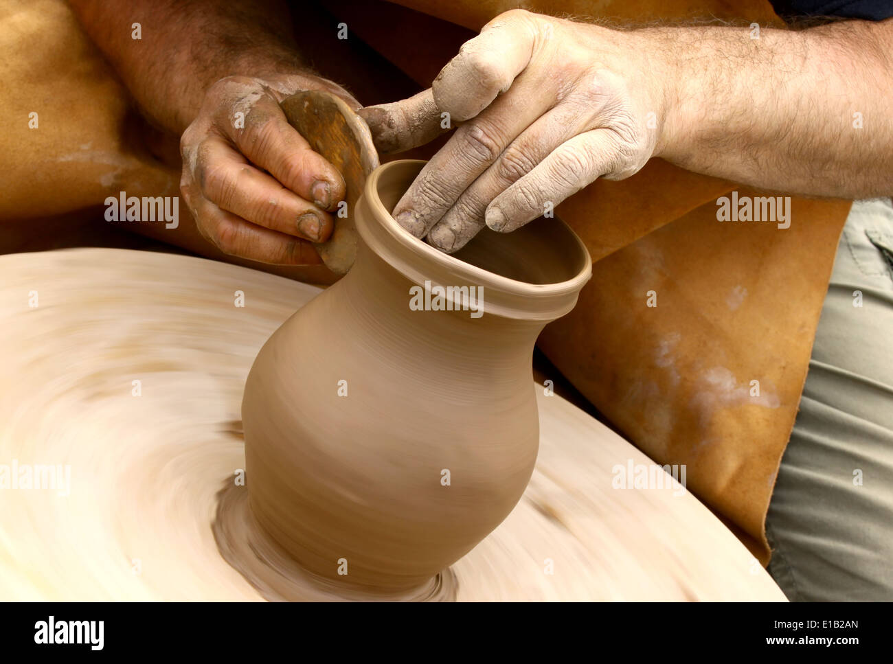 кувшин на гончарном круге. глиняные изделия. делают кувшины из глины. белорусская керамика гончарство. лепка на гончарном круге.