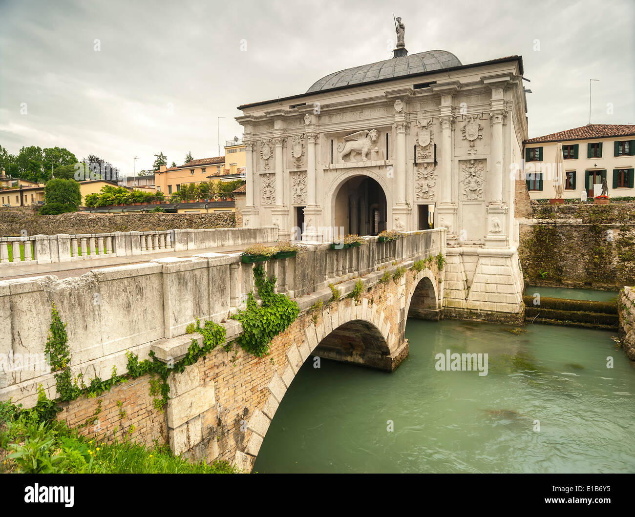 Porta San Tommaso, Northern gate to thetown of Treviso, Italy Stock Photo -  Alamy
